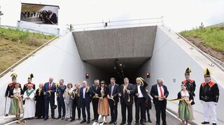 <p>Gegen 11 Uhr durchschnitten die Verantwortlichen feierlich das in den Landesfarben gelb-schwarz gehaltene Einweihungsband.</p>