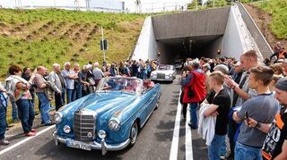 <p>Die Ehrengäste können beim Eröffnungsfest in Oldtimern den Tunnel durchfahren; die reguläre Verkehrsfreigabe muss jedoch verschoben werden.</p>