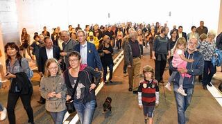 <p>Nach dem offiziellen Akt nehmen die Bürger den Branich-Tunnel in Beschlag - zu Fuß erst einmal. Doch dabei wird es zunächst auch bleiben.</p>