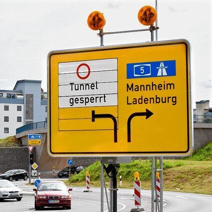 <p>Noch verkündet dieses Schild die Sperrung des Branichtunnels. Laut Regierungspräsidium kann dieser Hinweis spätestens am Mittwochmorgen entfallen.</p>
