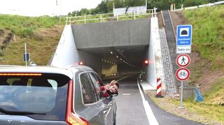 <p>Schriesheim erste öffentliche Tunneldurchfahrt 22/06/16 Bild: Marcus Schwetasch Ben Vogel mit seinem Vater sind die Ersten Noch ist die Ampel rot.....</p>