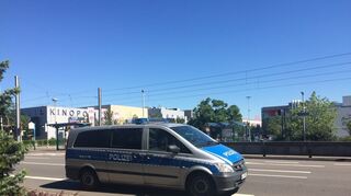 <p>Die Polizei ist mit einem großen Aufgebot im Einsatz.</p>