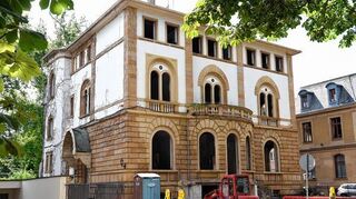 <p>In der Werderstraße steht die entkernte Villa Smreker. Das oberste Stockwerk und das Dach werden ihre Schauseite wie im Jahr 1908 präsentieren.</p>