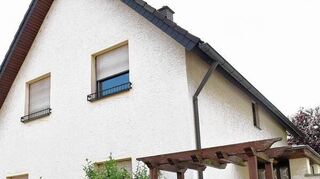 <p>Die Rollläden verschlossen, der Vorgarten zugewachsen: In diesem Haus im Mannheimer Stadtteil Sandhofen, das er vom Opa geerbt hat, lebte zuletzt der Geiselnehmer aus dem Viernheimer Kinopolis.</p>