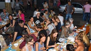 <p>Nach dem Iftar-Ruf (re,oben) schmeckt das Essen auf der Beilstraße. Rechts unten Breakdancemeister Leon Nuculovic.</p>