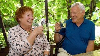 <p>Ein Genießer, der zu einem guten Tropfen selten Nein sagt: Harald Rode - hier mit seiner Frau Helga - in der "Pfälzer Weinstube" im Luisenpark. Heute feiert der Mannheimer seinen 70. Geburtstag.</p>