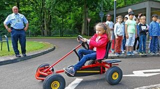 <p>Svenja aus der Erich-Kästner-Schule fährt mit ihrem Kettcar souverän über die Strecke der Jugendverkehrsschule an der Blies.</p>