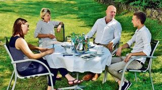 <p>Die Leser Eva Teubert (2.v.l.) und Lukas Romberg (r.) schlüpfen in die Journalistenrolle. Sie interviewen Chefredakteur Dirk Lübke im Garten hinter den "MM"-Redaktionsräumen in der Dudenstraße. Volontärin Caroline Blarr moderiert das Gespräch.</p>
