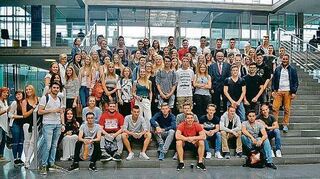 <p>Gruppenbild der Europaschüler im Berliner Reichtagsgebäude.</p>