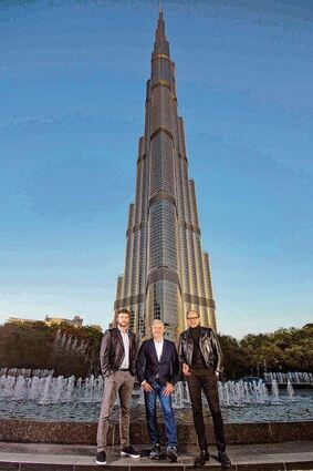 <p>Zu Besuch in Dubai (v.l.): Liam Hemsworth, Roland Emmerich und Jeff Goldblum.</p>