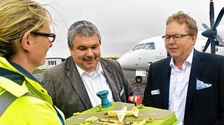 <p>Den Syltflug feierten die RNA-Geschäftsführer Dirk Eggert (l.) und Ansgar Gerken mit Torte. Rosemarie Kark (ganz rechts) flog zum ersten Mal.</p>