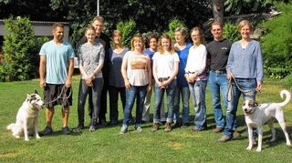 <p>Zweibeinige und vierbeinige Teilnehmer der Schulung mit Hundetrainerin Frauke Loup (ganz rechts) aus Darmstadt.</p>