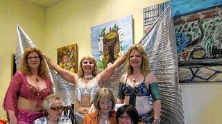 <p>Bauchtänzerinnen umrahmen die Vernissage von Gerdi Weber (Mitte). Galeristin Mei-le Verselis (r.) und Webers Schwester Lisa Kath freuen sich mit der Jubilarin.</p>