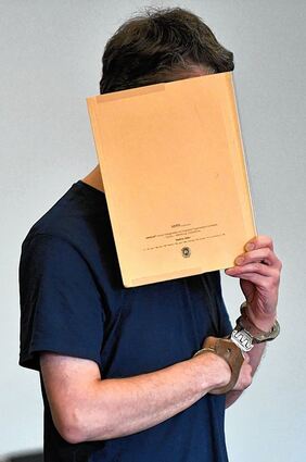 <p>Mit einem Ordner vor dem Gesicht betrat Silvio S. gestern das Landgericht in Potsdam. Für die Morde an Elias und Mohamed wurde er zur Höchststrafe verurteilt.</p>