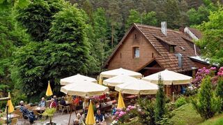 <p>Die Waldgaststätte "Zum Saupferch" liegt idyllisch in einem Seitental des Isenachtals und ist ein beliebter Treffpunkt für Wanderer.</p>
