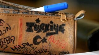 <p>Auf einem Schüler-Mäppchen ist der Türkei-Schriftzug ("Türkiye") zu lesen.</p>