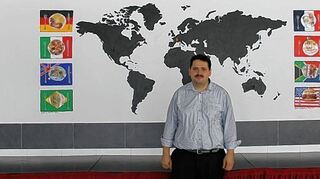 <p>Hakan Cakar (hier in der Kantine) leitet seit 2013 die Carl-Friedrich-Gauß-Schule in Ludwigsburg.</p>