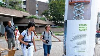 <p>Mit der Kamera unterwegs durch die Neckarstadt-Ost: Beim KulTour-Fotowalk besuchten die Teilnehmer auch die Alte Feuerwache, wo die Ausstellungen "Mein Lieblingsbild" und "Stadt.Wand.Kunst" gezeigt wurden.</p>