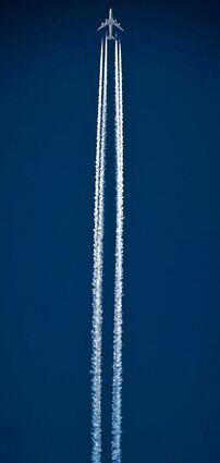 <p>Kondensstreifen über Frankfurt. Einige Verschwörungstheoretiker glauben, dass Flugzeuge Chemikalien versprühen, um die Menschen zu vergiften.</p>
