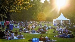 <p>Beim "Picknick im Park" genossen rund 6500 Besucher einen goldenen Sommerabend im Luisenpark.</p>