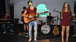 <p>Die Band Rauma UNO hat sich während des "Summer Camps" an der Popakademie gegründet und spielt hier gerade zum letzten Mal zusammen.</p>
