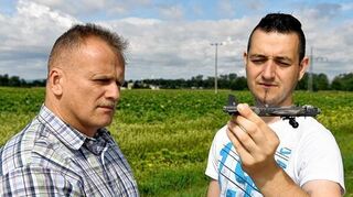 <p>Wie sich der Luftkampf abgespielt haben könnte, stellen Erik Wieman (li.) und Peter Berkel mit Modellen vor der Absturzstelle nach. Teile des Flugzeugs, mit dem Sergeant Reginald Renton (o.) bei Limburgerhof abstürzte wird Wieman dessen Tochter Valerie Renton (u.) im November übergeben.</p>