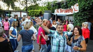 <p>Ein Fest unter Freunden: Den Gästen der Löwenjäger gefiel es bei der Schlagerparty in der Au.</p>
