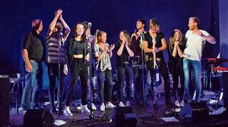 <p>Das Ende einer schönen Best-Of-Show (von links): Jason Wright, Timo Zell, Megan Hill, Max Truderung, Kathrin Kister, Lorena Wolf, Roman Fischer, Eugen Leonhardt, Lara Wolf und Emanuel Klapp.</p>
