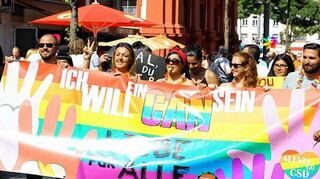<p>Erstmals hat sich eine Gruppe Alevitischer Demonstranten zur Teilnahme an der Straßenparade angemeldet.</p>