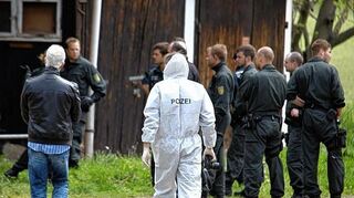 <p>Der Tatort in Kirschgartshausen: Mit mehr als 60 Beamten suchte die Polizei damals das Gehöft und seine Umgebung ab und sicherte zahlreiche Spuren.</p>