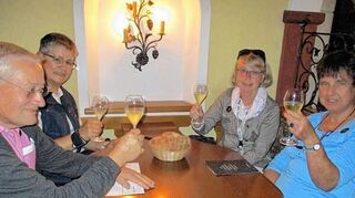 <p>Stadtführerin Iris Schröder (l., oben) wusste die Teilnehmer mit viel Witz und Kenntnis zu unterhalten. "Prösterchen!" hieß es dann bei Manfred und Benita Teufel (unten l., v.l.), Christa Kruck und Christa Kraus, sie lassen sich die Tropfen der Sektkellerei Kessler schmecken, nachdem die Gruppe dazu Wissenswertes gehört hatte.</p>