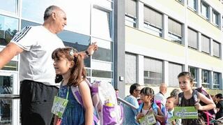 <p>Hier geht's lang: Der Hausverwalter führt die kleinen Kästner-Schüler in die Turnhalle zur Einschulungsfeier.</p>