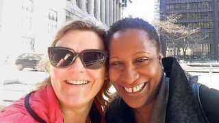 <p>Hat in Chicago zum ersten Mal das Gefühl erlebt, als Weiße Außenseiterin zu sein: Ilka Sobottke (l.) mit Tammy Jackson von der lutherischen Kirche der USA.</p>