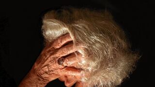 <p>Alzheimer-Demenz gilt als typische Alterskrankheit. Allerdings verursacht nicht das Lebensalter an sich die Vergesslichkeit. Vielmehr ist sie Konsequenz einer ungesunden Lebensweise, die sich mit der höheren Lebenserwartung öfter zeigt.</p>