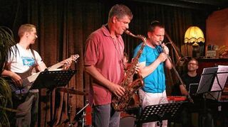 <p>Musik und Kunst in Gehrings Kommode: Die Band Fake Five präsentiert zur Vernissage Jazz vom Feinsten. Die Ausstellung ist noch bis Oktober zu sehen.</p>
