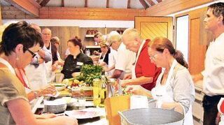 <p>An die Töpfe, fertig, los: Meisterkoch Tino Siehr (2.v.re.) lässt sein wachsames Auge über die Arbeit seiner 26 "Kochlehrlinge" schweifen.</p>