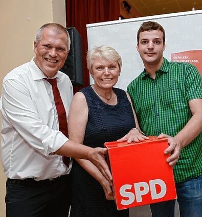 <p>Martin Wegner (v.l..n.r.) mit Doris Barnett und David Schneider.</p>