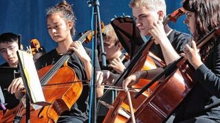 <p>Das Sinfonieorchester der Städtischen Musikschule spielte zum Auftakt der Tour der Kultur im Zelt auf dem Friedrich-Wilhelm-Platz. Die Besucher schwärmten danach aus in die unterschiedlichen Kultureinrichtungen.</p>
