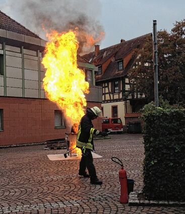 <p>Spektakuläre Vorführungen beim Tag der offenen Tür: Löschen eines Fettbrands und Rettung einer verletzten Person aus einem Unfallfahrzeug.</p>