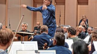 <p>Dirigent Karl-Heinz Steffens in seinem Element: Beim Tag der offenen Tür gab er leger gekleidet den Takt an. Die Deutsche Staatsphilharmonie Rheinland-Pfalz präsentierte einem breiten Publikum unter anderem bei öffentlichen Proben ihr Können.</p>