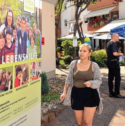 <p>Ein Plakat weist den Weg zum Lebenshilfe-Fest (li.). Geschicklichkeit ist groß geschrieben bei (v.li.) Darya Yousefi und Nisa Guer (r.oben) und Guerkan Guer (r.u.).</p>