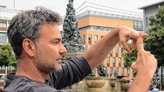 Thomas Ruckstuhl fühlt sich wohl am Paradeplatz, mitten in Mannheim. Die Region inspiriert ihn zum Malen: "Ich liebe vor allem diesen Reichtum an Verschiedenheit", sagt er. Das abgebildete Werk zeigt die Alte Feuerwache und die Neckarufer-Bebauung.