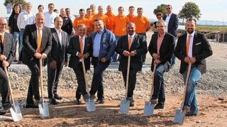 <p>Spatenstich für die neue Pulverbeschichtungsanlage der Firma Jäger: Jens Harzer (v.l.), Dirk Wiedemann, Klaus Menger, Franz Jäger, Vait Kaya, Sascha Jäger, Matthias Frei und Sebastian Jäger packen mit an.</p>
