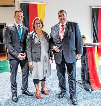 <p>Einig - auch im Blick voraus: der Schriesheimer CDU-Stadtverbandsvorsitzende Daniel Schneegaß (linkes Bild, l.), die Mitgliederbeauftragte Christiane Haase (M.) und der CDU-Bundestagsabgeordnete Karl A. Lamers. Für die musikalische Unterhaltung beim Festakt am Tag der Deutschen Einheit sorgte Thimo Härter (Bild unten rechts) am Klavier.</p>
