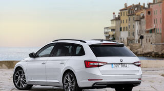 <p>mid Düsseldorf - Formvollendet und mit Gardemaß: Bis zu 1.950 Liter Gepäck passen in den Kofferraum des Skoda Superb Combi.</p>