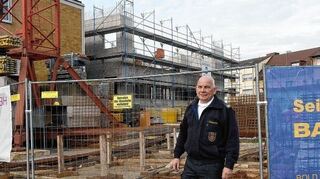 <p>Über den Baufortschritt für die Integrierte Leitstelle neben der Hauptfeuerwache freut sich Feuerwehr-Chef Peter Friedrich.</p>