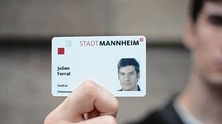 <p>Zwei Mittelfinger als obszöne Geste zeigt Stadtrat Julien Ferrat den Zuschauern seines Videos. Auch seinen Ausweis als Ratsmitglied der Stadt präsentiert er.</p>