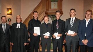 <p>Der Obmann des Edinger Posaunenchors, Jens Nader (v.l.) und Ulrich Fischer ehren treue Aktive.</p>