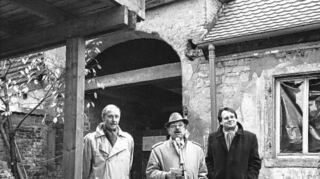 <p>Sozialbürgermeister Wolfgang Pföhler, Lebenshilfe-Vorsitzender Wieland Müller und dessen Stellvertreter Rolf Schmidt (linkes Bild v. r., hier in der Ruine des Alten Stengelhofes) sind Mitte der 1980er Jahre die Protagonisten des Projektes. Entstanden ist ein attraktives modernes Gebäude mit einer sozial wertvollen Nutzung.</p>