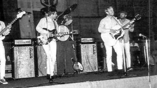 <p>Mit diesem Plakat (oben) wurde das Konzert in der Ludwigshafener Eberthalle angekündigt. Unten eine Aufnahme der Beach Boys auf der Bühne.</p>